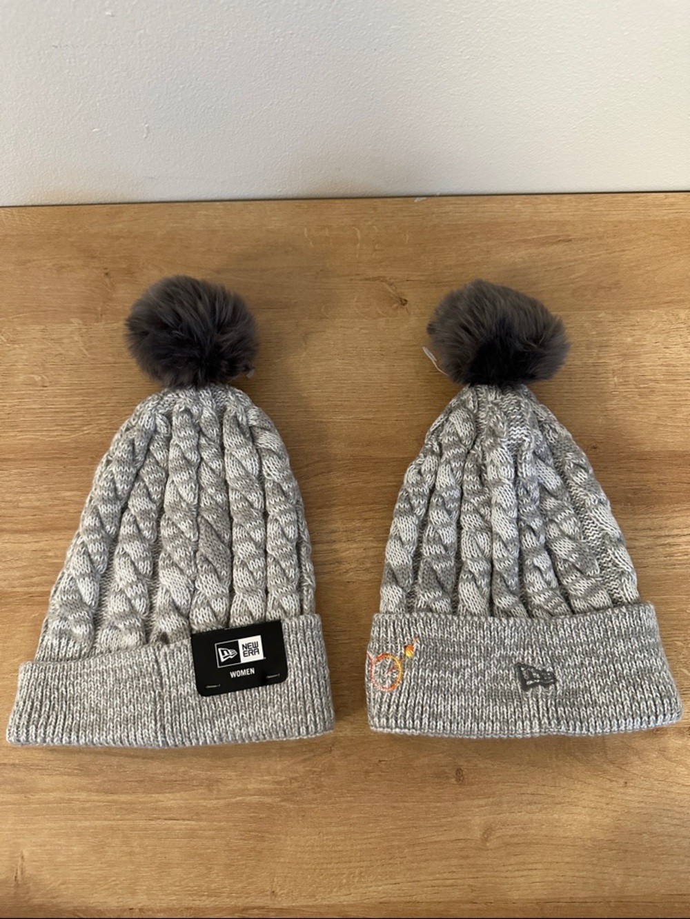 NWT New Era Soho Knitted Pom Winter Hat (2)